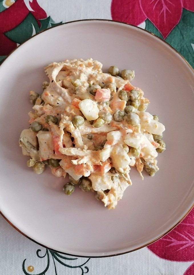 Una foto de Ensalada rusa con pollo 🤩🤤