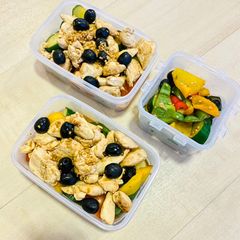 A picture of Garlic Chicken with Black Olives.
