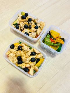 A picture of Garlic Chicken with Black Olives.