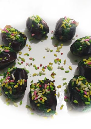 A picture of Stuffed Dates.