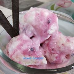 A picture of Blueberry icecream.