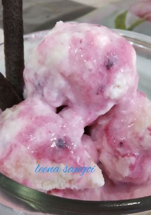 A picture of Blueberry icecream.