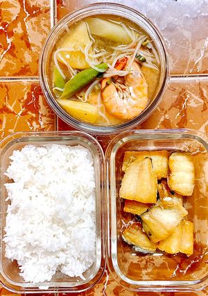 Hình của món Cơm ngon nhà Huý 🏡: Khô cá dứa chiên - Canh chua tôm.
