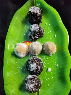 ચોકલેટ સ્ટફ કોકોનટ મોદક (Chocolate Stuffed Coconut Modak Recipe In Gujarati) રેસીપી મુખ્ય ફોટો