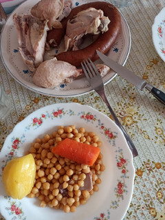 Una foto de Cocido madrileño de garbanzos cocidos