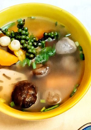 Hình của món Canh rau củ nấm hương nấu tiêu xanh.