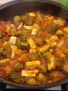 Una foto de Guisado vegano de coles de Bruselas, pisto y tofu ahumado