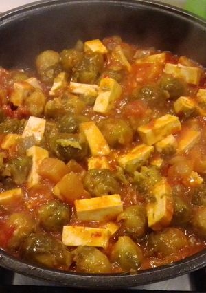 Una foto de Guisado vegano de coles de Bruselas, pisto y tofu ahumado