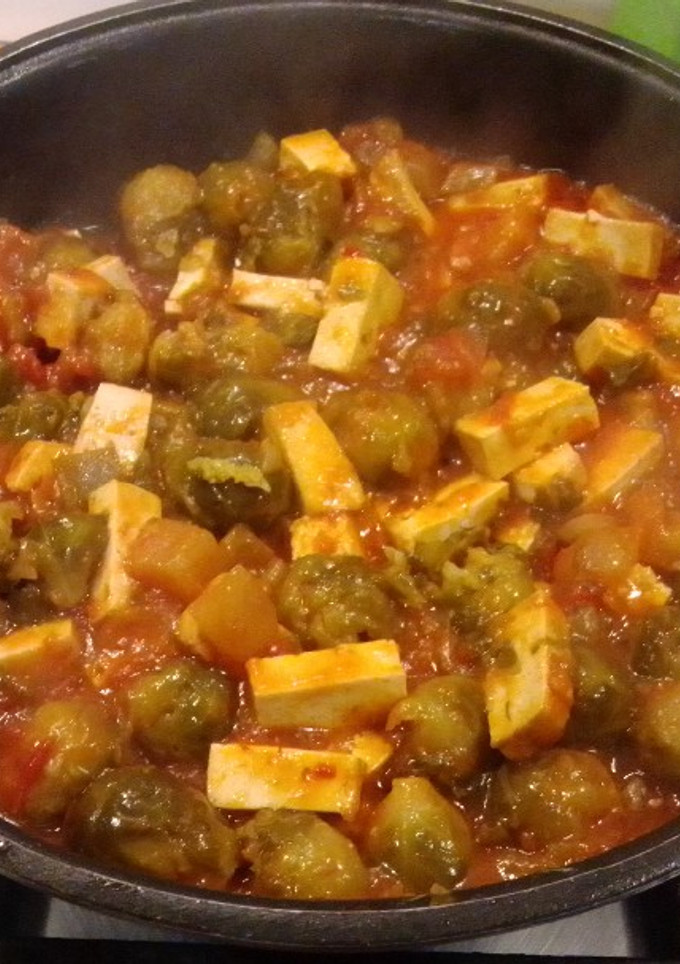 Una foto de Guisado vegano de coles de Bruselas, pisto y tofu ahumado