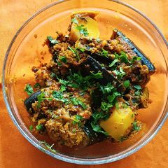A picture of Brinjal potato curry in pressure cooker.