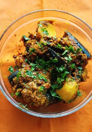A picture of Brinjal potato curry in pressure cooker.