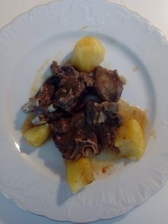 Una foto de Estofado de cabra con patatas