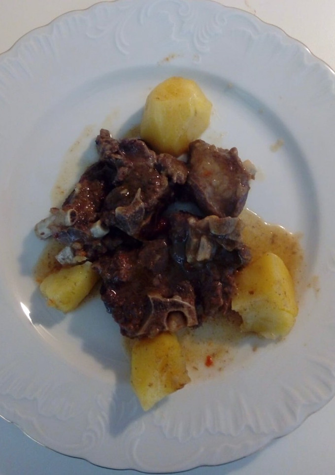 Una foto de Estofado de cabra con patatas