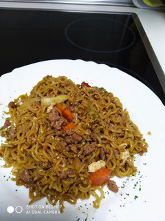 Una foto de Yakisoba con carne picada y jengibre
