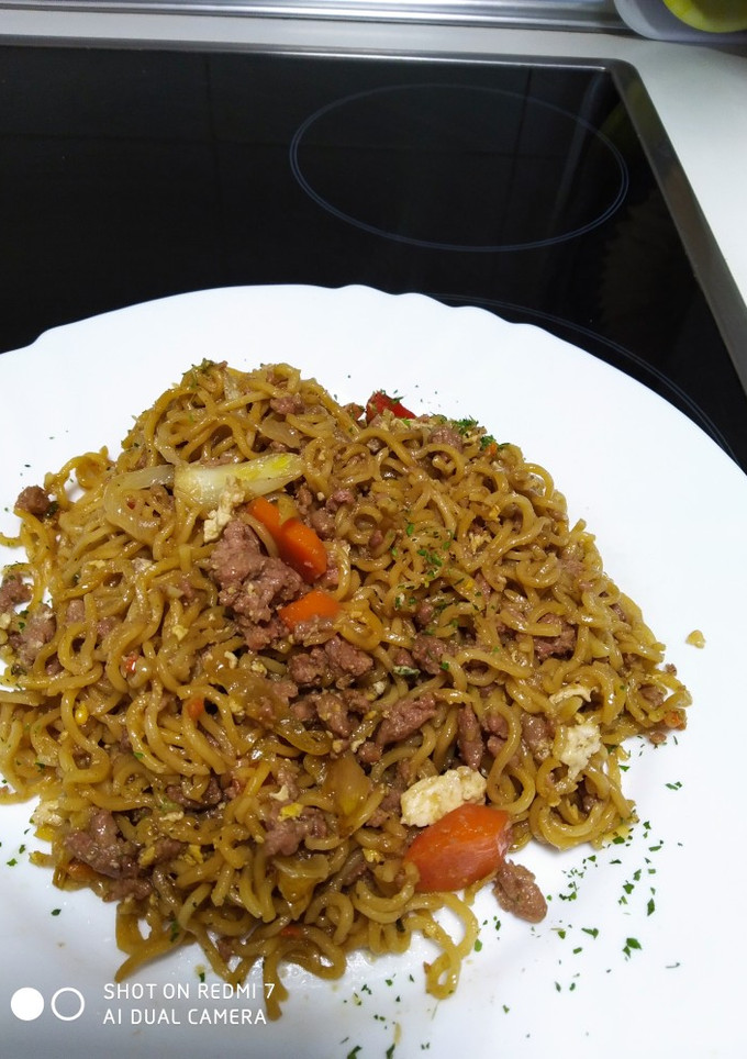 Una foto de Yakisoba con carne picada y jengibre