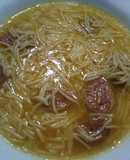Sopa de fideos con fuet