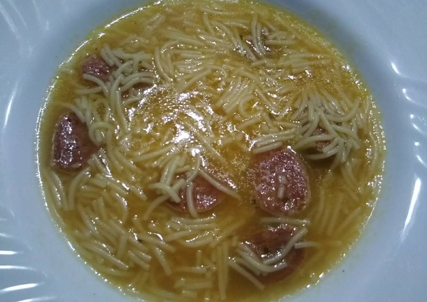 Sopa de fideos con fuet