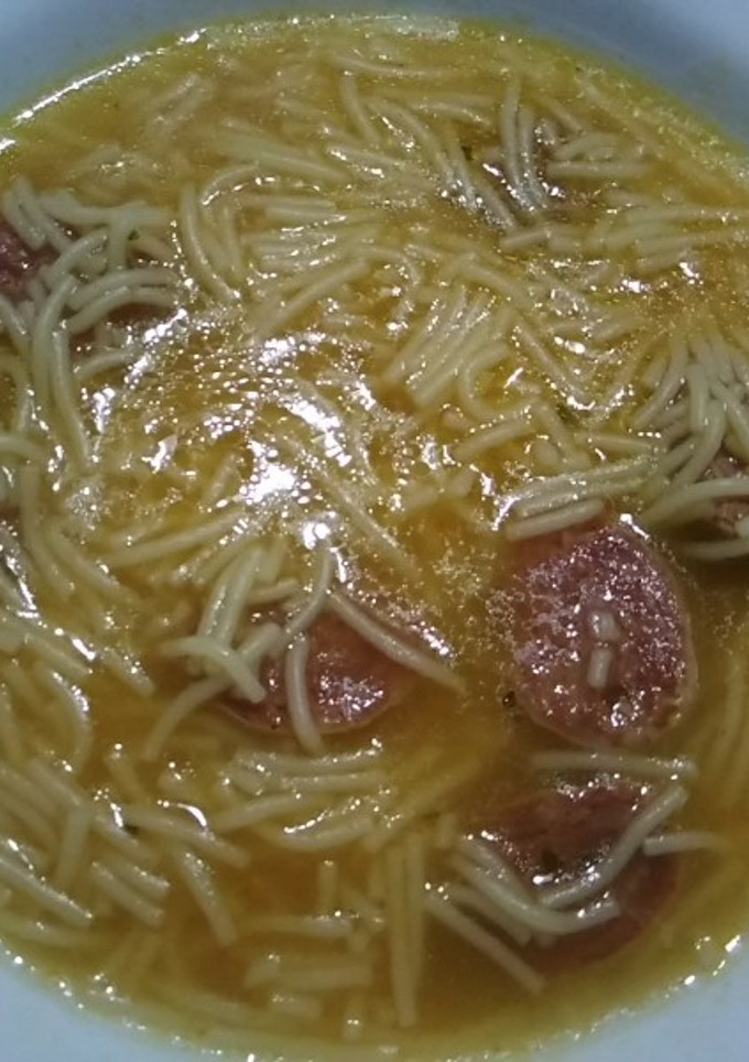 Una foto de Sopa de fideos con fuet