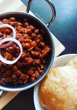 A picture of Peshawari sprouted chana masala.