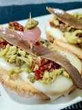 Tosta de scamorza ahumada y anchoa con aguacate y tomate seco