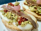 Tosta de scamorza ahumada y anchoa con aguacate y tomate seco