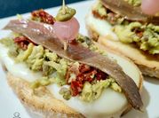 Una foto de aguacate con anchoa