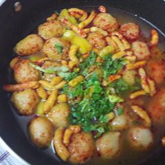 A picture of Besan Sev and Moongra ki Sabzi.
