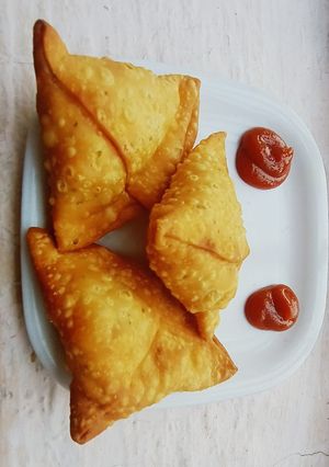 चटपटीत समोसा (samosa recipe in marathi) रेसिपी चे मुख्य फोटो 