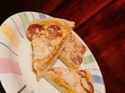 Una foto de pizza albahaca queso parmesano