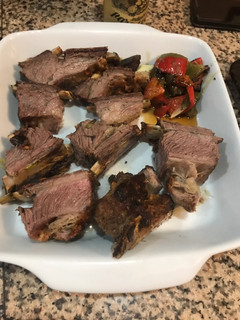 Una foto de Asado al horno de barro con papas asadas