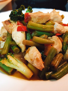 Una foto de Wok de verduras y pollo