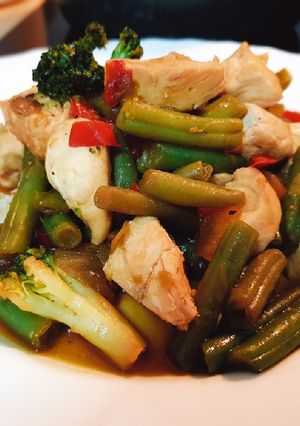 Una foto de Wok de verduras y pollo
