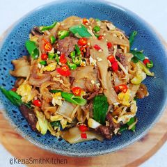 Stir Fried Beef with Flat Rice Noodles (Kwetiau Goreng sapi) A picture of Stir Fried Beef with Flat Rice Noodles (Kwetiau Goreng sapi).