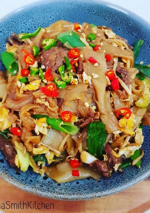 A picture of Stir Fried Beef with Flat Rice Noodles (Kwetiau Goreng sapi).