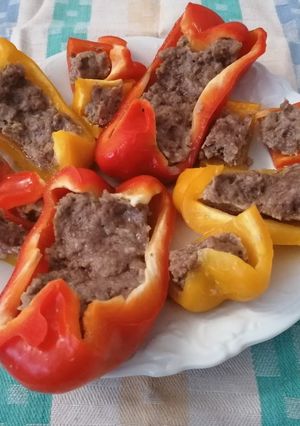 Foto di Hamburger su canoa di peperoni