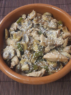 Una foto de Pollo con soja y champiñones