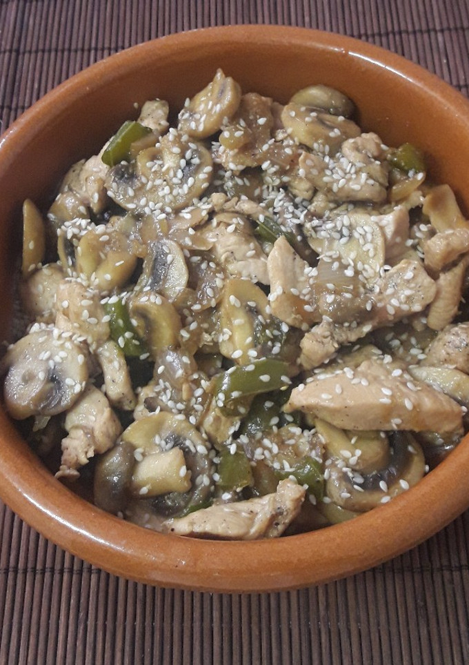 Una foto de Pollo con soja y champiñones