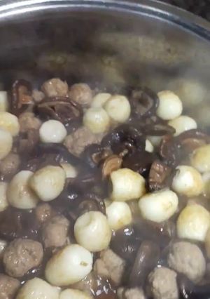 Hình của món Thịt viên trứng cút nấm hương kho tương & dầu hào & nước mắm.