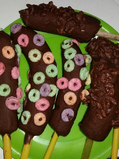 Una foto de Chocobabanas de froot loops y chococrispis