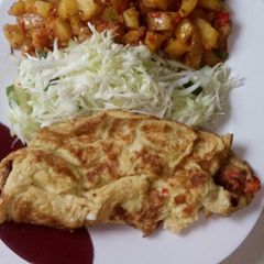 A picture of Peppered potatoes,salad n fried egg.