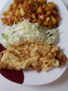 A picture of Peppered potatoes,salad n fried egg.