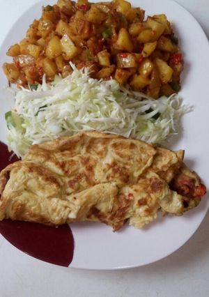 A picture of Peppered potatoes,salad n fried egg.