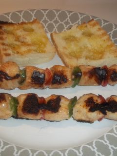 Una foto de Pinchos de pollo y pimientos
