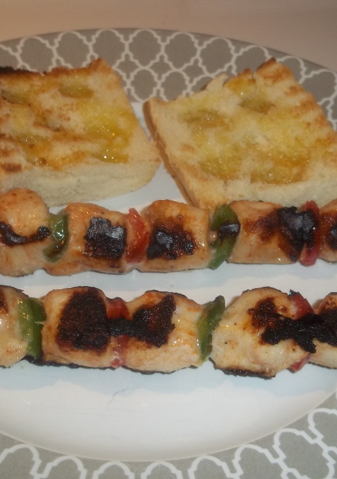 Una foto de Pinchos de pollo y pimientos