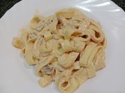Una foto de bistec con spaghetti