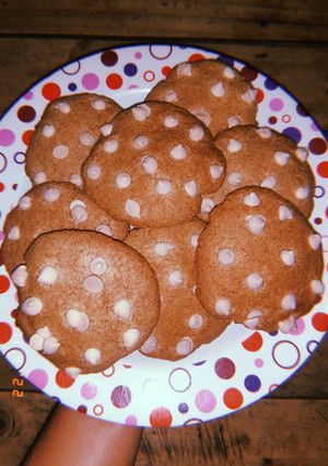 Una foto de Cookies de mantequilla de maní y chips de chocolate blanco