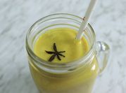 Una foto de leche dorada