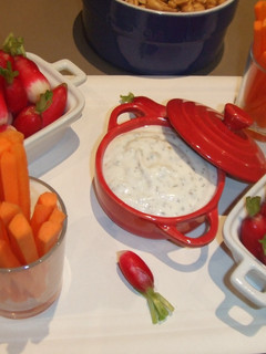 Una foto de Crema suave de queso con zanahorias y rabanitos