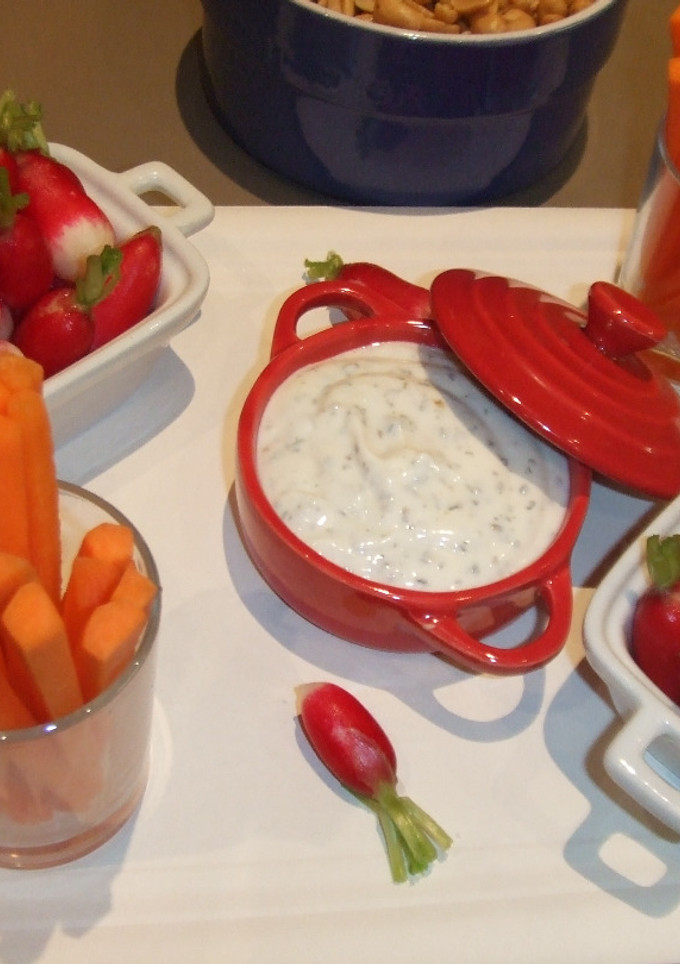 Una foto de Crema suave de queso con zanahorias y rabanitos