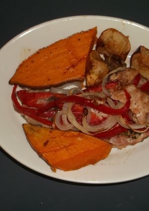 Una foto de Chuletitas de cerdo encebolladas al horno